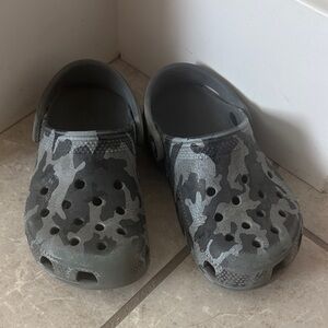CROCS Kids Gray Camo Water Shoes- C11